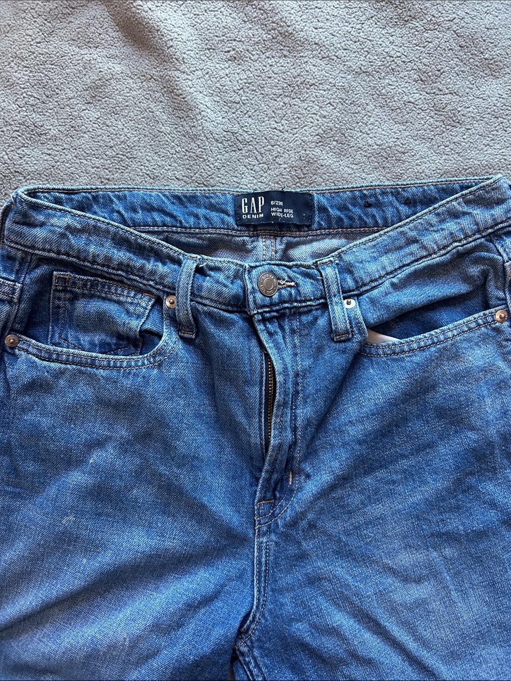GAP 8/29R High Rise Wide Leg Jeans
Light wash